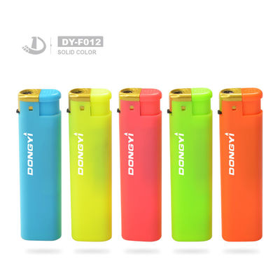 Gepersonaliseerde kleuren Sigaretten aansteker met gepersonaliseerd logo Plastic materiaal