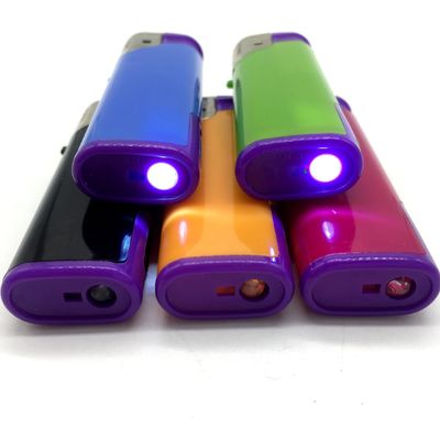 Plastic hervulbare winddichte aansteker met LED lamp Hervulbare en LED lamp inbegrepen
