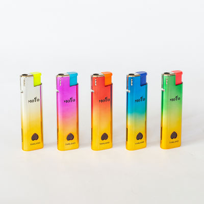 Modieus ontwerp Dy-F018 Winddicht Plastic Gas Lighter met aanpassingsmogelijkheid