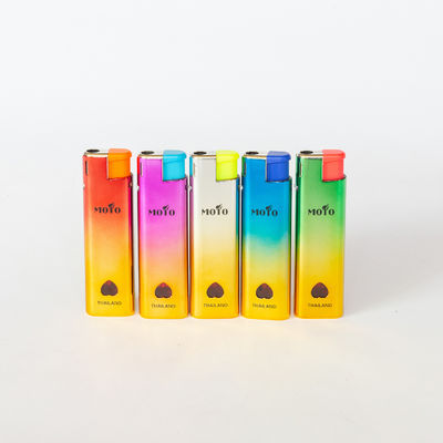 Modieus ontwerp Dy-F018 Winddicht Plastic Gas Lighter met aanpassingsmogelijkheid